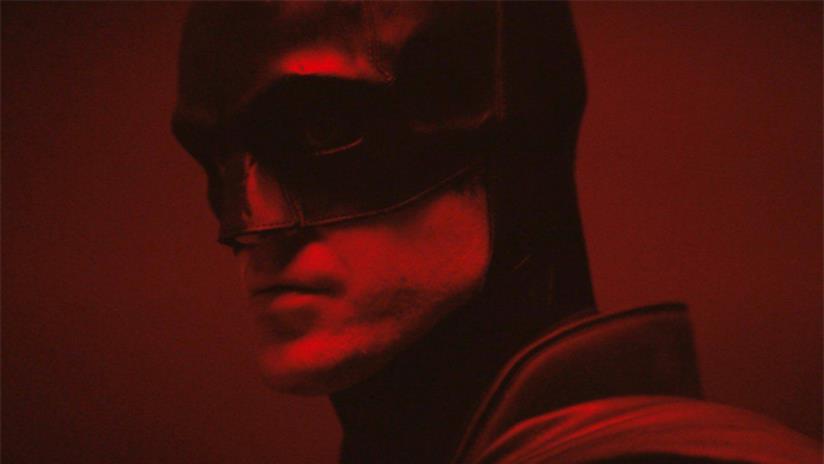 The Batman: il costume di Pattinson nelle foto dal set in UK e la benedizione di Ben Affleck Robert Pattinson è Batman nel camera test condiviso da Matt Reeves