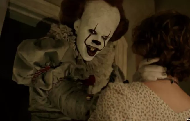 Bill Skarsgård svela come si è preparato ad interpretare Pennywise Bill Skarsgård nei panni di Pennywise