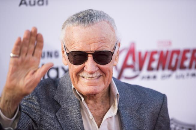 Gli eroi Marvel rendono omaggio a Stan Lee in una straziante fan art Stan Lee saluta i fan a una proiezione di Avengers: Age of Ultron