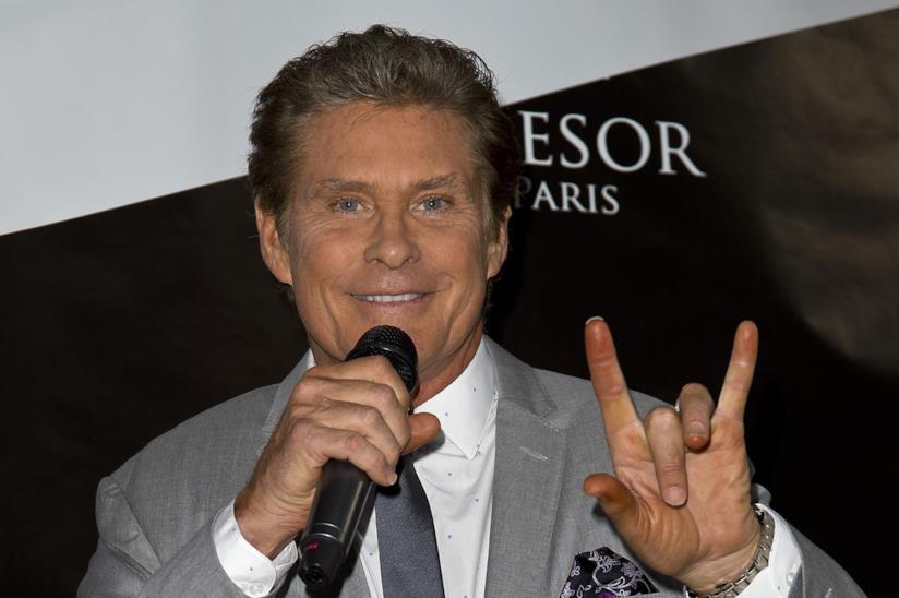 The Rock annuncia l'entrata di David Hasselhoff nel cast di Baywatch L'attore David Hasselhoff