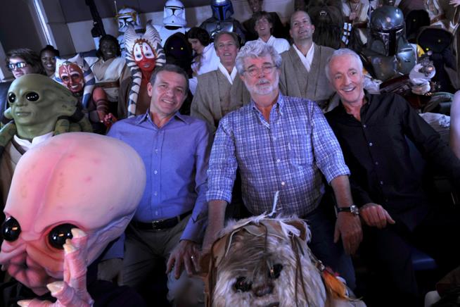 Star Wars: George Lucas descrive la sua trilogia sequel (che i fan avrebbero odiato) Georg e Lucas e l'entourage di Star Wars
