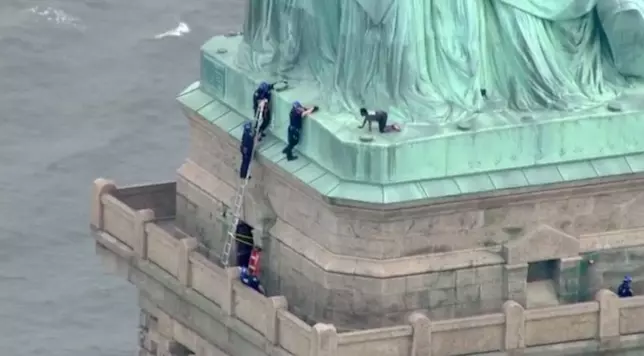 Liberty Island la polizia di New York mentre cerca di arrestare Therese Patricia Okoumou