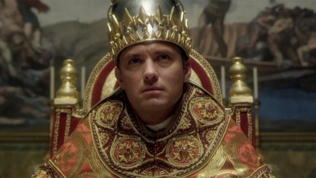 Jude Law è il giovane Papa di Paolo Sorrentono Jude Law in una scena di The Young Pope