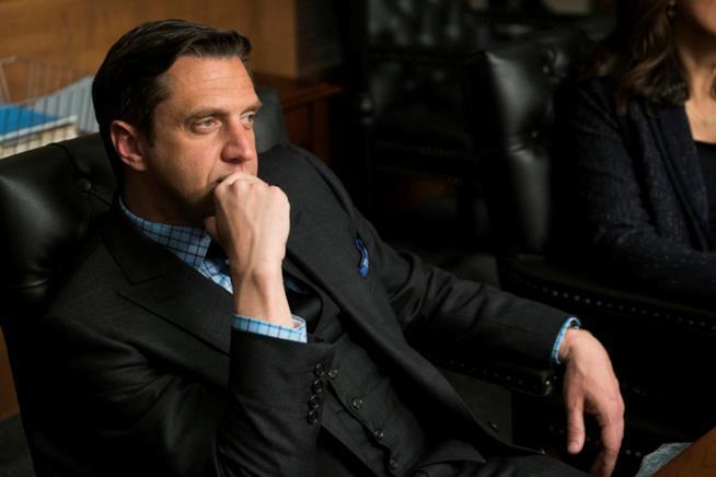 Raul Esparza non sarà più il sostituto procuratore di Law & Order: Unità speciale Rafael Barba in una scena della serie TV