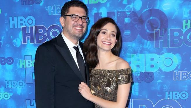 Emmy Rossum ha sposato il fidanzato di lunga data e creatore di Mr. Robot Sam Esmail Emmy Rossum e Sam Esmail a un evento ufficiale