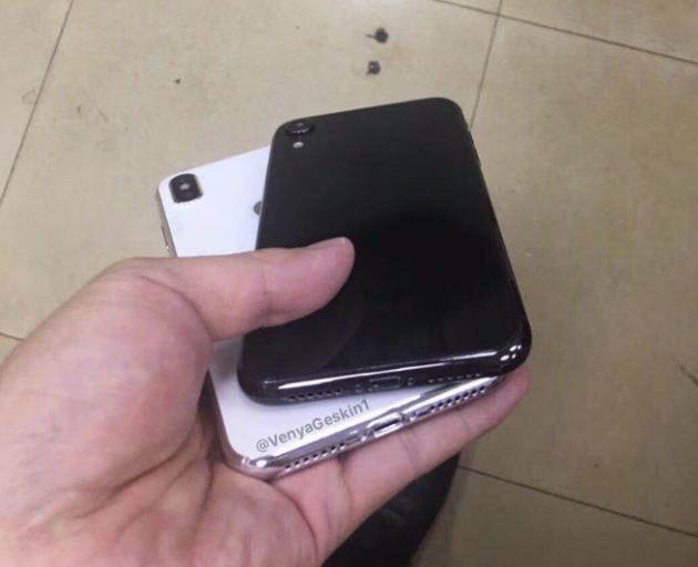 Dimensioni e scocca di Dettagli su iPhone X Plus e iPhone LCD da 6,1 pollici