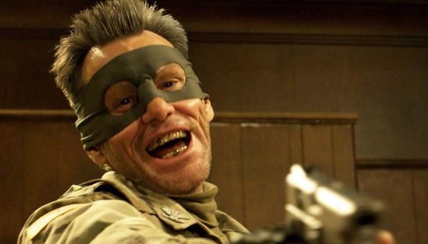 Il Colonnello Stelle e Strisce Jim Carrey in una scena di Kick - Ass 2