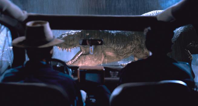 Dopo una breve apparizione in Jurassic World, la T-Rex tornerà anche nel sequel Alan Grant e Ian Malcolm assistono all'irruzione del sauro in Jurassic Park