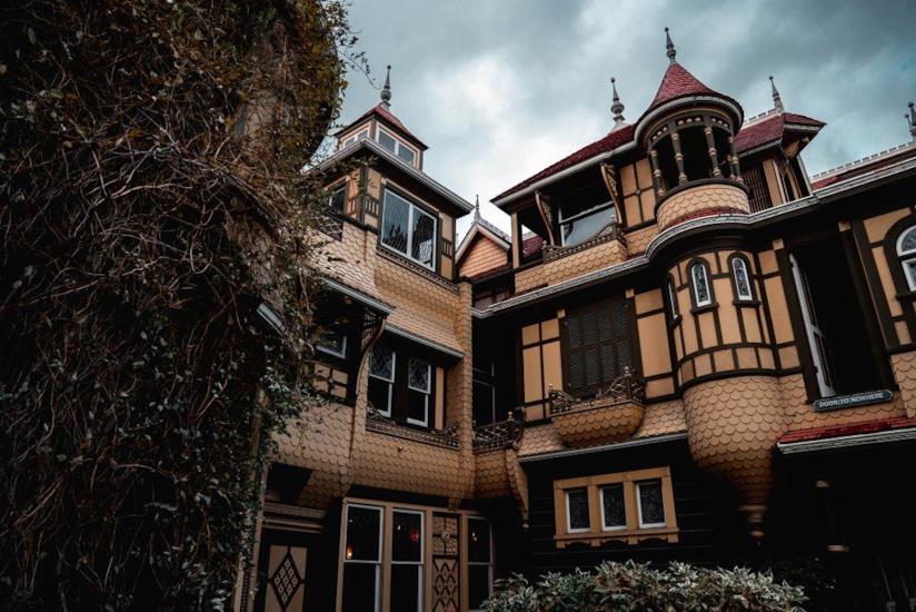Visitare la Winchester House da casa: il tour virtuale più spaventoso di sempre Uno scorcio della Winchester Mystery House