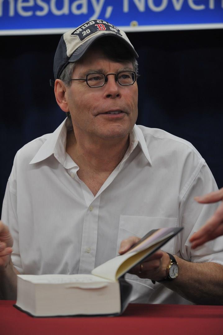 Stephen King Stephen King in primo piano con un libro
