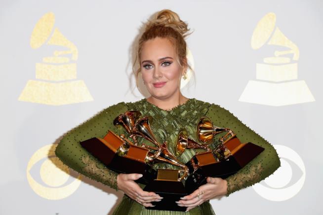 Adele e il discorso di ringraziamento ai Grammy Awards dedicato a Beyoncé Primo piano di Adele e Beyoncé