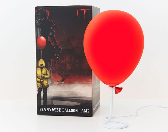 La lampada-palloncino rosso di IT ha una stupenda confezione La confezione della lampada ispirata al palloncino rosso