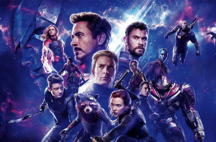 Avengers: Endgame, una featurette dietro le quinte del film Un primo piano dei Vendicatori nel poster internazionale di Avengers: Endgame