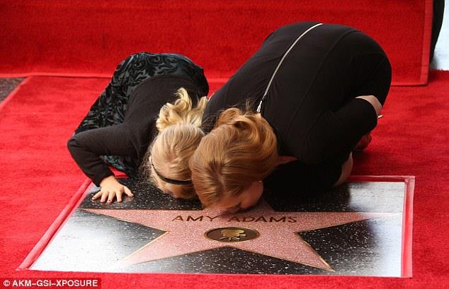 Amy Adams e la figlia sulla stella della Walk of Fame Amy Adams e la figlia Aviana Olea baciano la stella sulla Walk of Fame