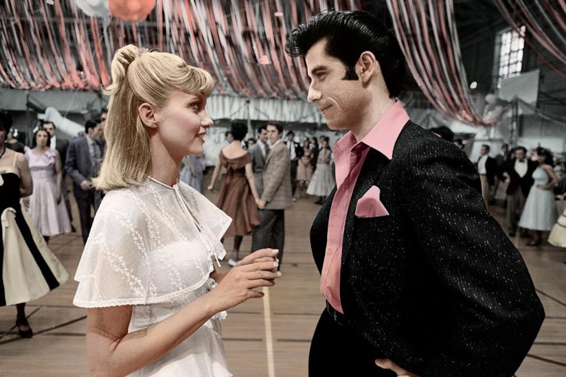 Grease: la colonna sonora con tutte le canzoni Sandy e Danny in una scena di Grease