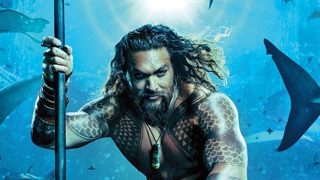 Aquaman: una recensione lo paragona a un match di MMA in un acquario Jason Momoa nel poster di Aquaman