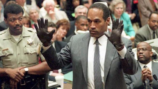 11 curiosità sul processo a O.J. Simpson O.J. Simpson a mani alzate durante il processo