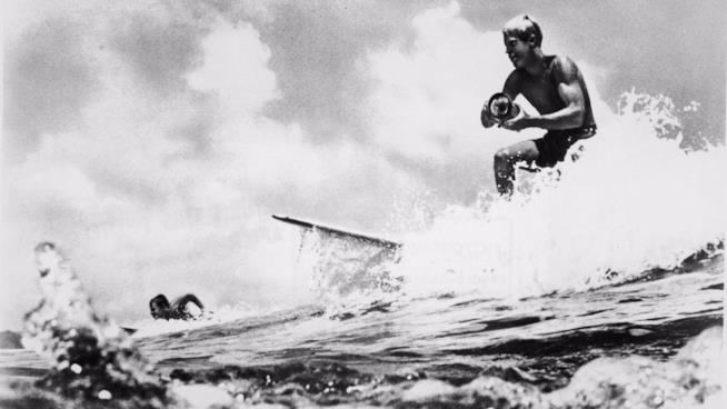 È morto Bruce Brown, regista de L'estate Infinita Bruce Brown surfa con la macchina da presa nella mano in una foto d'archivio