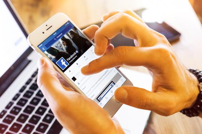 Come scoprire se il tuo account Facebook è coinvolto nello scandalo Cambridge Analytica Facebook in uso da smartphone