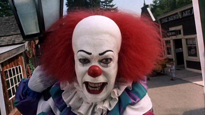 Tim Curry parla di Pennywise sul set di IT Pennywise nella mini-serie IT