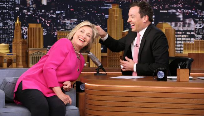 Miley Cyrus e Hillary Clinton, primi ospiti del Tonight Show di Jimmy Fallon Il 19 settembre il Tonight Show di Jimmy Fallon su FOX con Hillary Clinton e Miley Cyrus