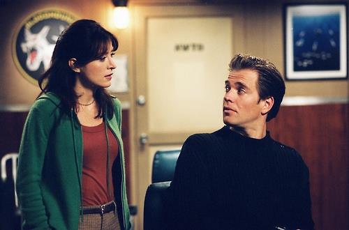 Caitlin Todd e Tony DiNozzo di NCIS Sasha Alexander e Michael Weatherly sul set di NCIS