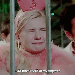 Chanel #5 Chanel N°5 ha i denti nella vagina
