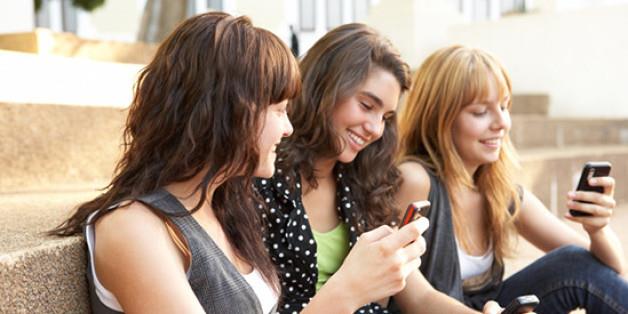 Ragazze con smartphone Tre ragazze distratte dai loro smartphone