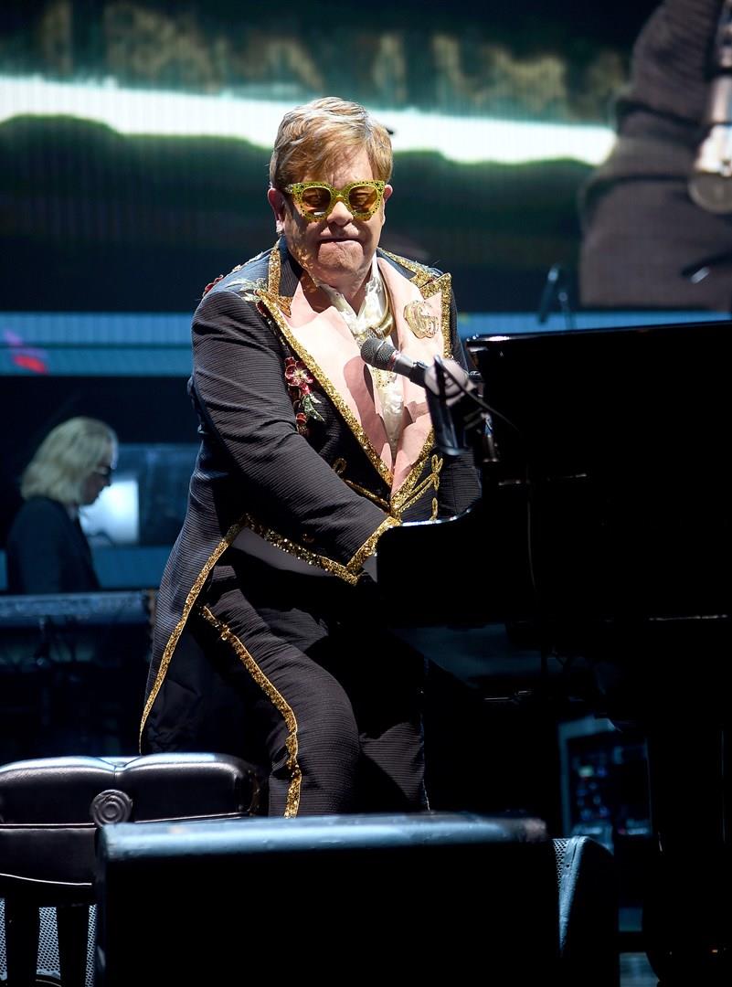 Elton John Elton John al pianoforte
