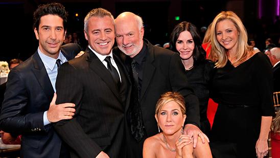 Arrivano le prime foto della reunion di Freinds tributo a James Burrows Gran parte del cast di Friends insieme a James Burrows