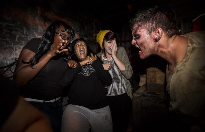Finalmente apre l'attrazione a tema The Walking Dead Alcune fan spaventate da uno zombie agli Universal Studios di Hollywood