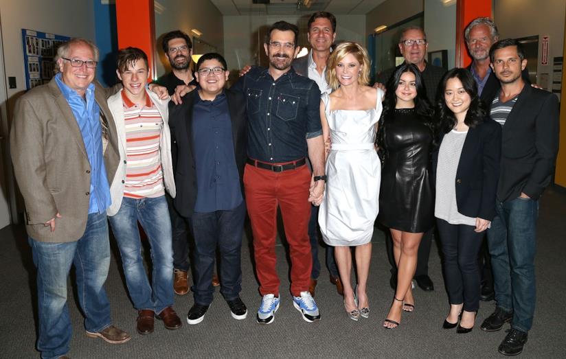 Il cast di Modern Family nella foto nostalgia, come 10 anni prima Il cast di Modern Family