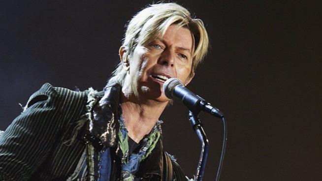 Le ceneri di David Bowie disperse al Burning Man? Il figlio Duncan nega David Bowie sul palco durante una delle ultime esibizioni