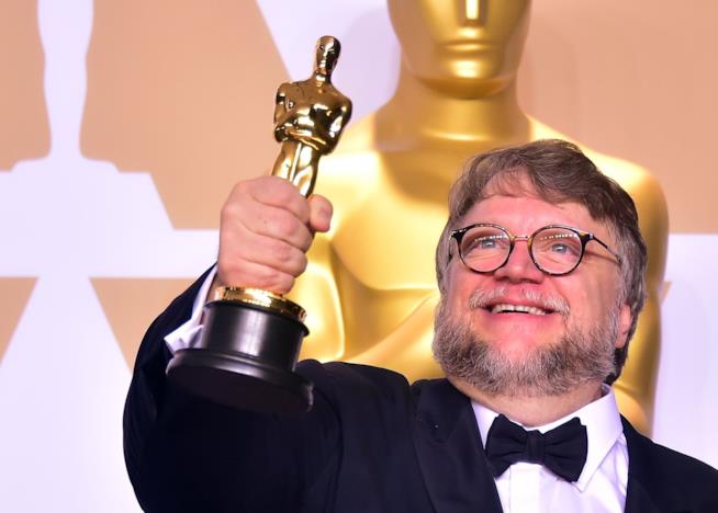 Guillermo del Toro racconta il suo progetto per Pinocchio Guillermo del Toro con in mano l'Oscar vinto per La forma dell'acqua - The Shape of Water