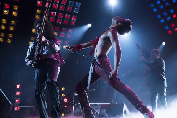 Brian May e Freddie Mercury vivono ancora una volta, insieme sul palco Gwilym Lee e Rami Malek nei panni di Brian May e Freddie Mercury, in posa da concerto sul palco