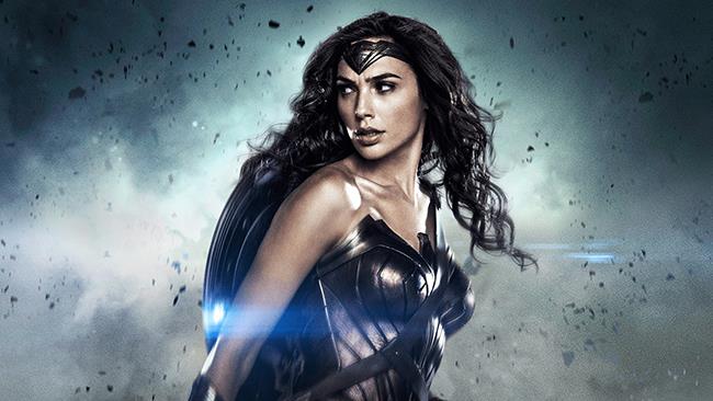 Wonder Woman è protagonista della copertina di Empire, mentre arrivano novità sul "cattivo" del film Gal Gadot alias Wonder Woman in un'immagine di scena