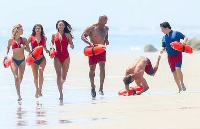 Baywatch, la nuova foto mostra tutto il cast Zac Efron cade durante il servizio fotografico per Baywatch