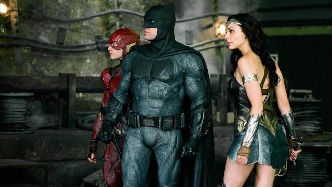 Justice League, un poster fan-made ha sostituito il materiale promozionale ufficiale Gli eroi di Justice League in una scena del film