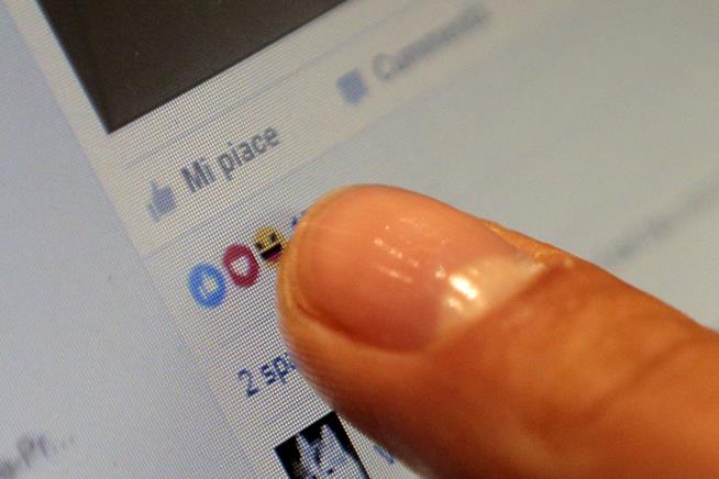 Tasto Non Mi Piace su Facebook, primi test Dito che indica le emote di Facebook
