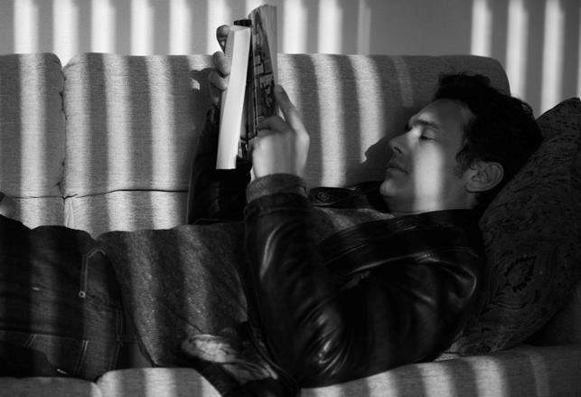 James Franco, voce dell'audiolibro de La Zona Morta James Franco legge un libro sul divano