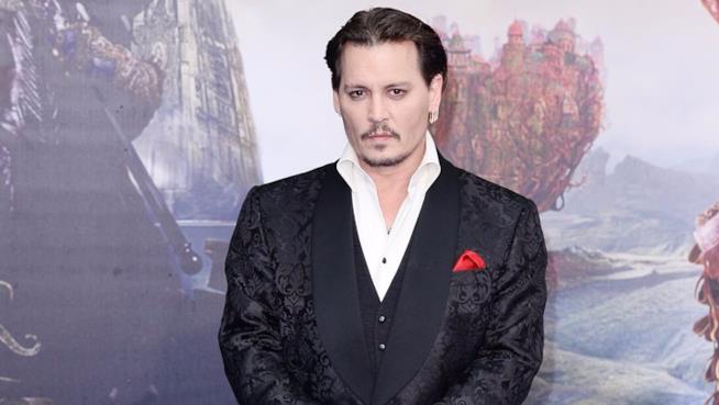 Johnny Depp: gli ex manager gli avrebbero causato 40 milioni di dollari di debiti Johnny Depp alla prima di Alice Attraverso lo Specchio