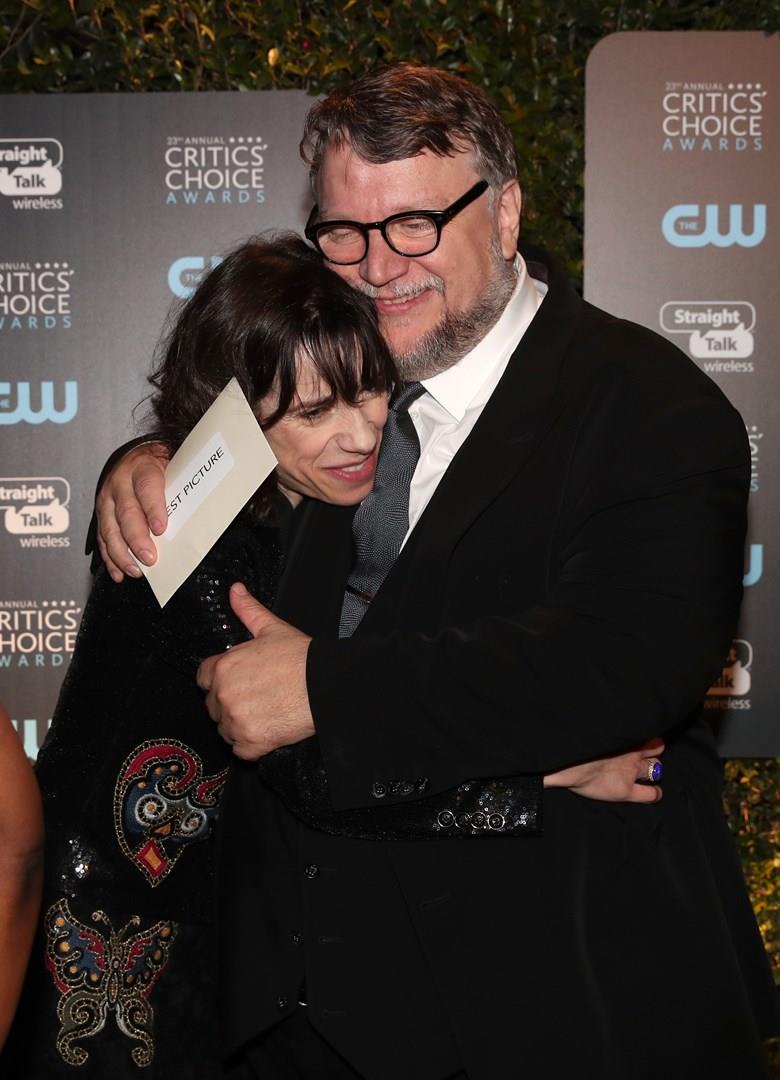 Benicio del Toro e Sally Hawkins Guillermo del Toro e Sally Hawkins abbracciati