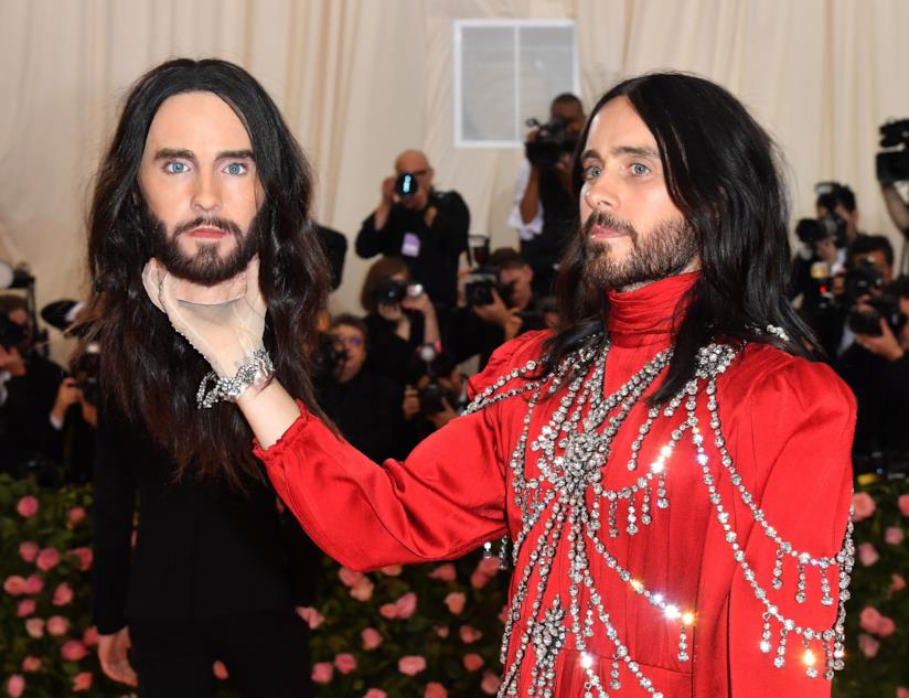 Sparita la testa mozzata di Jared Leto che debuttò al Met Gala 2019 Jared Leto mostra la replica della sua testa mozzata al Met Gala 2019