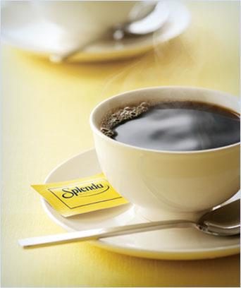 Il caffè del mattino Una tazza di caffè con Splenda dolcificante