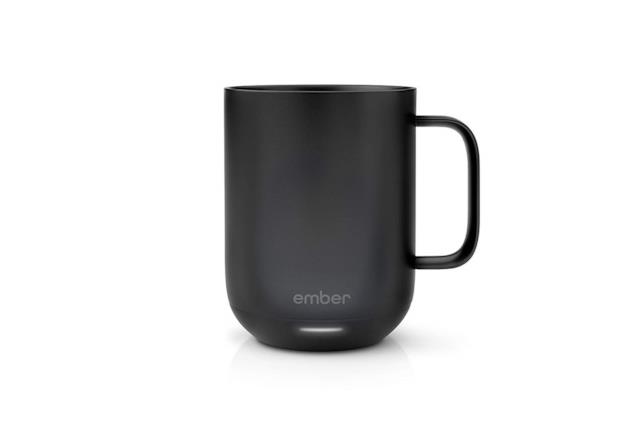La tazza smart in ceramica di Ember mantiene alla giusta temperature le bevande Immagine stampa della tazza smart di Ember
