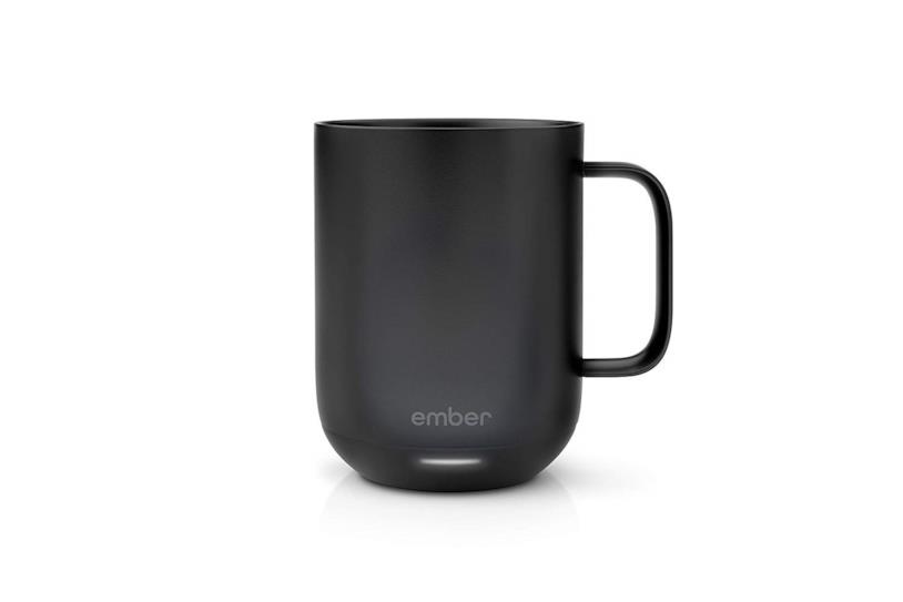 La tazza smart in ceramica di Ember mantiene alla giusta temperature le bevande Immagine stampa della tazza smart di Ember