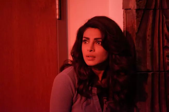 La recensione al quindicesimo episodio di Quantico Alex Parrish avvolta dalla luce rossa dell'emergenza