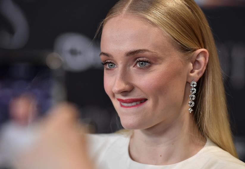 Sophie Turner ha commentato la scena di sesso di Game of Thrones in un video su Instagram Maisie Williams e Sophie Turner