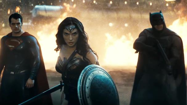 Gal Gadot commenta lo scontento dei fan sul suo décolleté da Wonder Woman Gal Gadot è Wonder Woman in Batman v Superman: Dawn of Justice