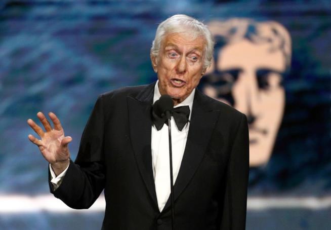 Dick Van Dyke pagò Walt Disney per interpretare Mr. Dawes Dick Van Dyke torna in Mary Poppins